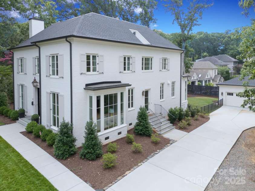 418 Ellsworth Road, Charlotte, NC 28211.  MLS# CAR4276851, YatesRealty ID 29139. Designed by Greg Perry and built by Whittington Builders
