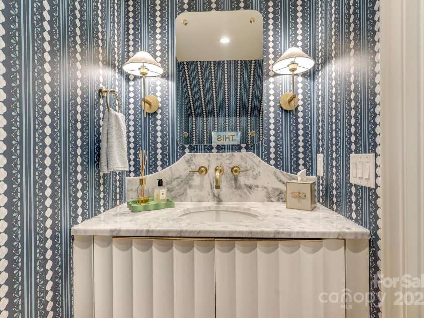 418 Ellsworth Road, Charlotte, NC 28211.  MLS# CAR4276851, YatesRealty ID 29139. Downstairs powder room