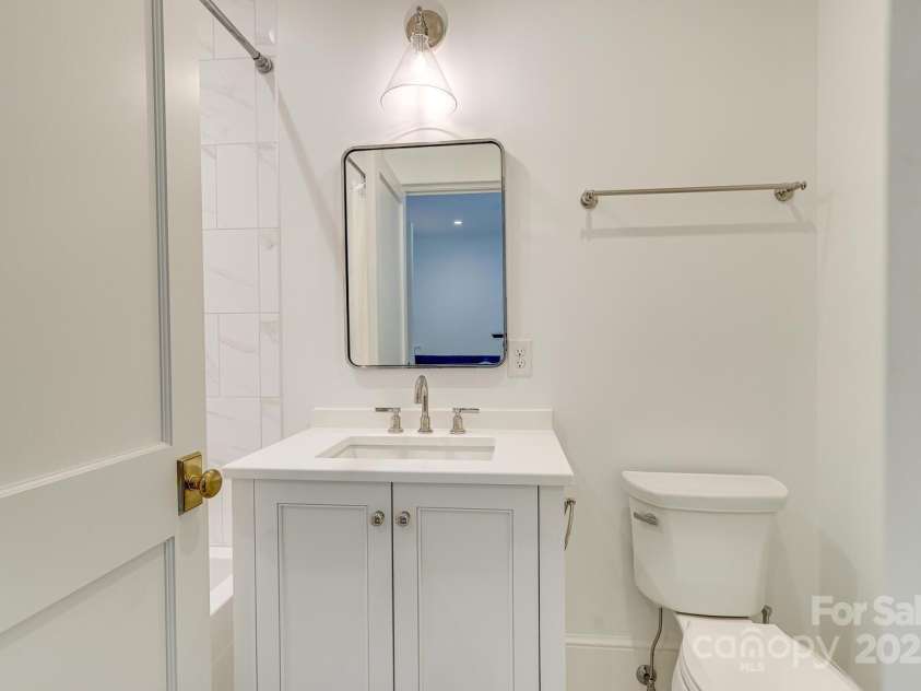 418 Ellsworth Road, Charlotte, NC 28211.  MLS# CAR4276851, YatesRealty ID 29139. En suite bathroom for bedroom 2