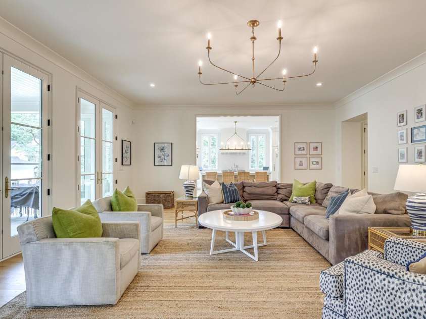 418 Ellsworth Road, Charlotte, NC 28211.  MLS# CAR4276851, YatesRealty ID 29139. Gracious sized family room