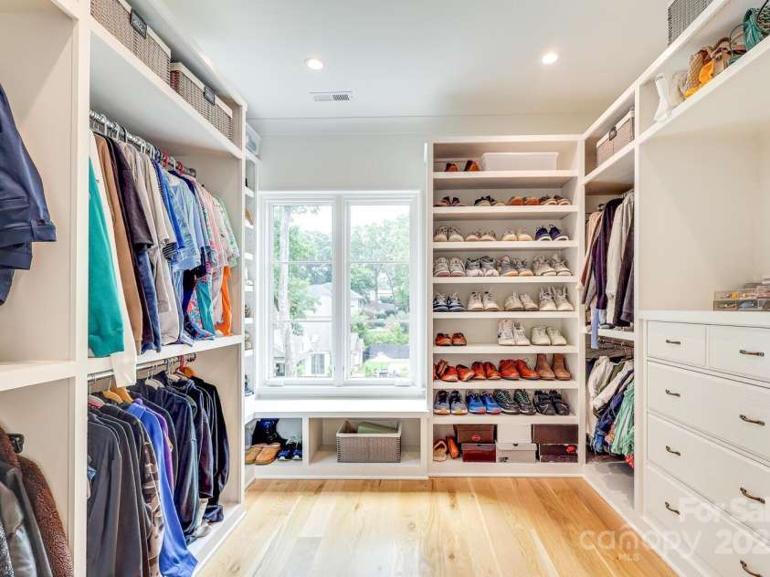 418 Ellsworth Road, Charlotte, NC 28211.  MLS# CAR4276851, YatesRealty ID 29139. Large primary closet