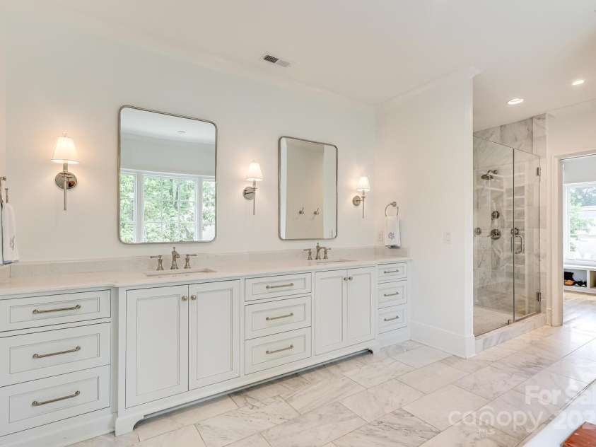 418 Ellsworth Road, Charlotte, NC 28211.  MLS# CAR4276851, YatesRealty ID 29139. Luxury primary bathroom