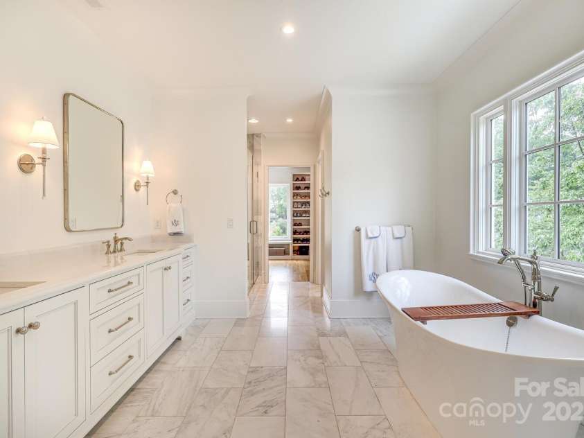 418 Ellsworth Road, Charlotte, NC 28211.  MLS# CAR4276851, YatesRealty ID 29139. Primary bath