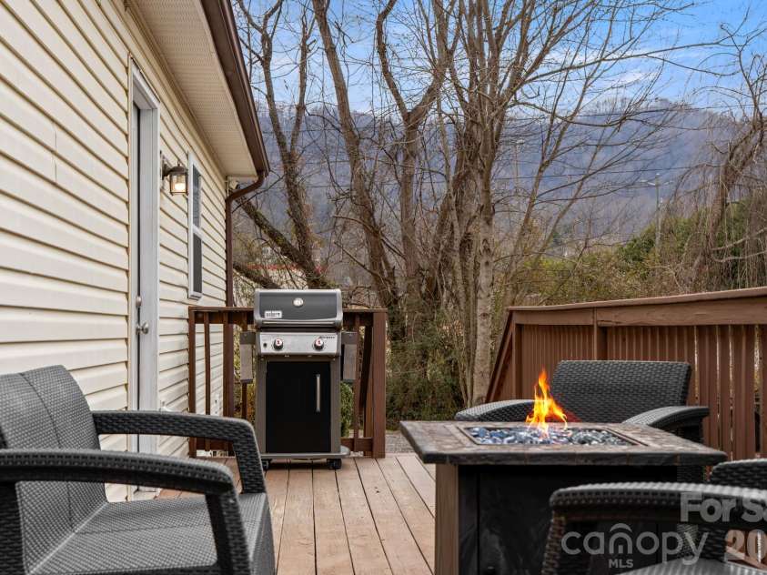 121 James Street, Clyde, NC 28721.  MLS# CAR4340631, YatesRealty ID 2914. 