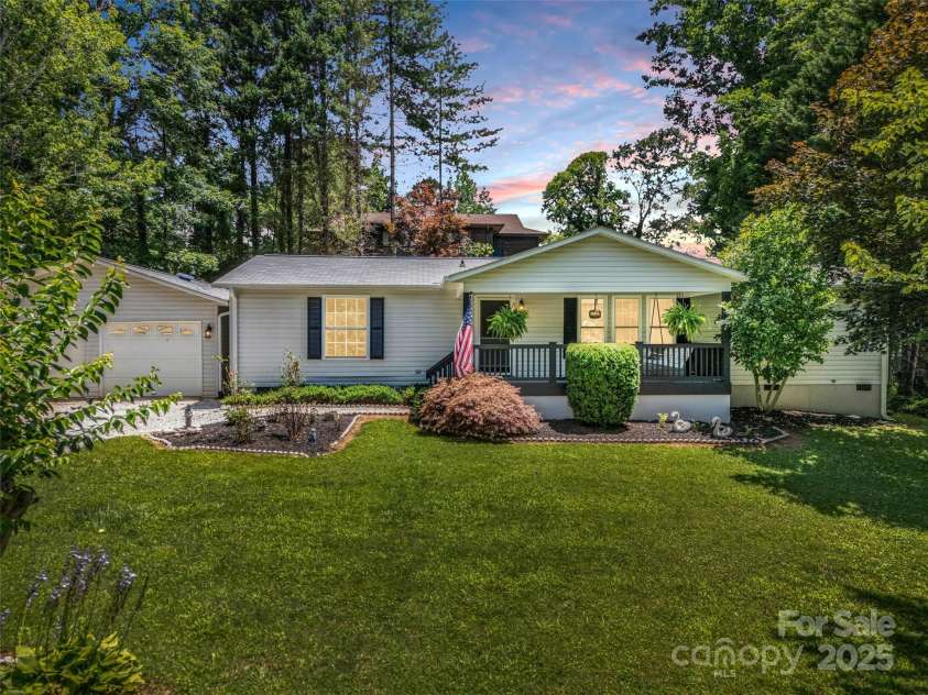 1040 Mountain View Street, Hendersonville, NC 28739.  MLS# CAR4277661, YatesRealty ID 29140. 