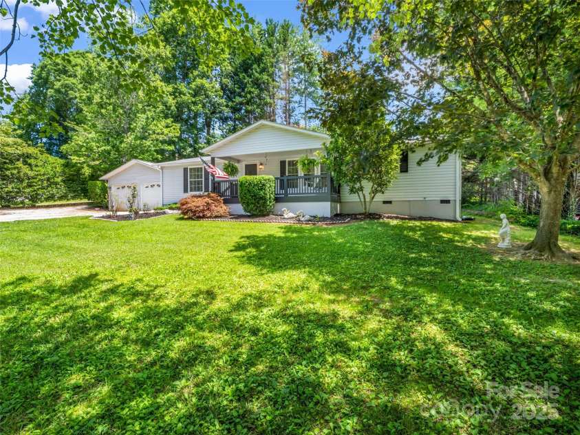 1040 Mountain View Street, Hendersonville, NC 28739.  MLS# CAR4277661, YatesRealty ID 29140. 