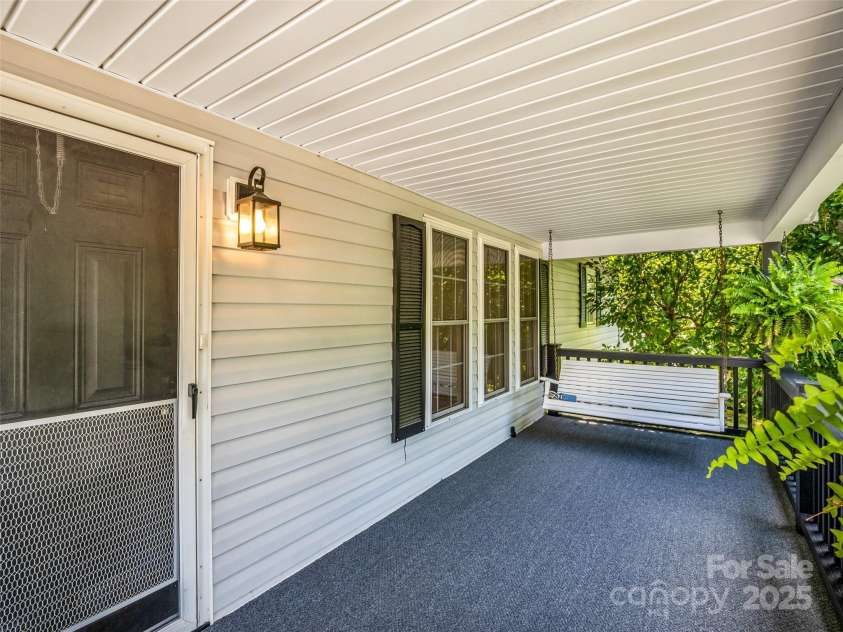 1040 Mountain View Street, Hendersonville, NC 28739.  MLS# CAR4277661, YatesRealty ID 29140. 