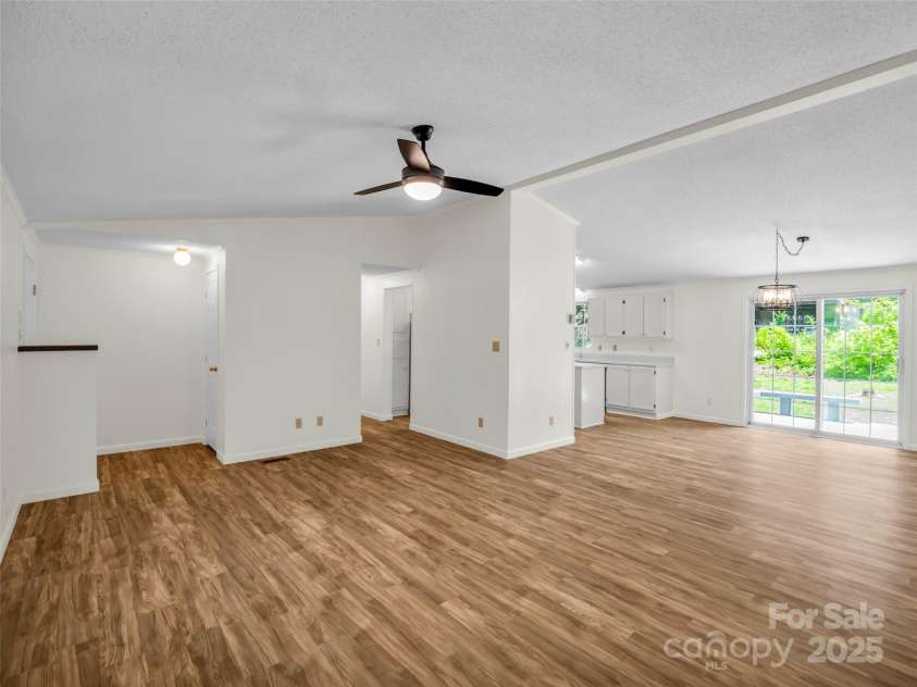 1040 Mountain View Street, Hendersonville, NC 28739.  MLS# CAR4277661, YatesRealty ID 29140. 