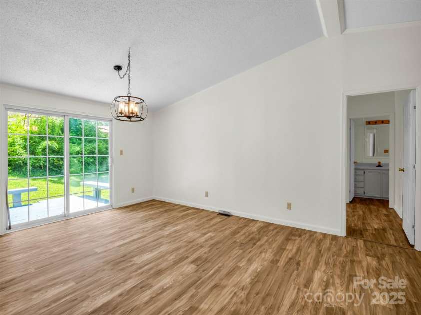 1040 Mountain View Street, Hendersonville, NC 28739.  MLS# CAR4277661, YatesRealty ID 29140. 