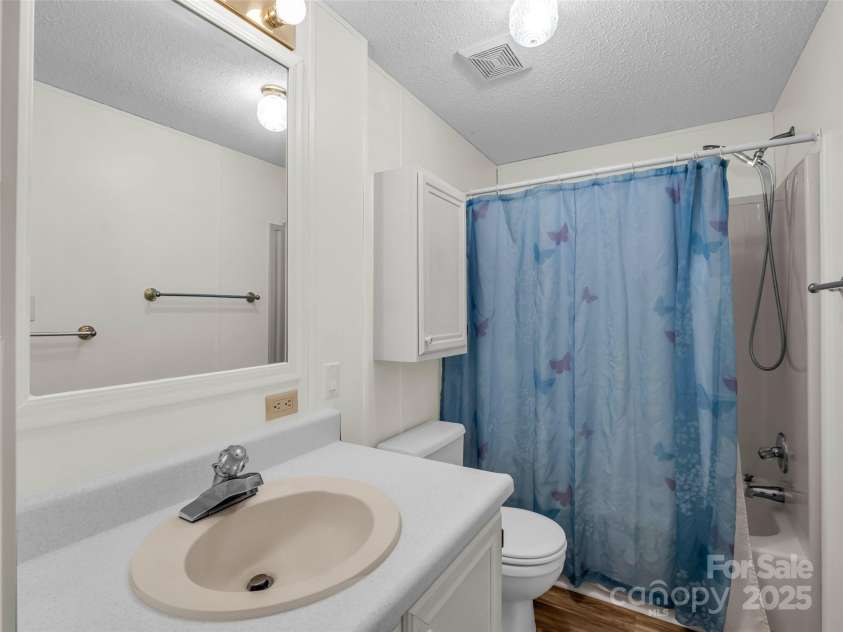 1040 Mountain View Street, Hendersonville, NC 28739.  MLS# CAR4277661, YatesRealty ID 29140. 