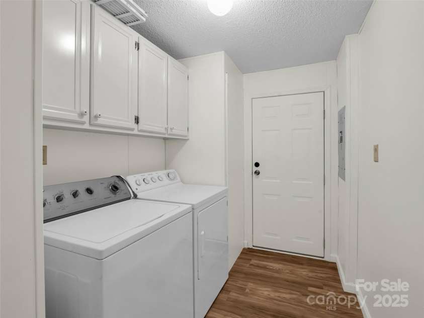 1040 Mountain View Street, Hendersonville, NC 28739.  MLS# CAR4277661, YatesRealty ID 29140. 