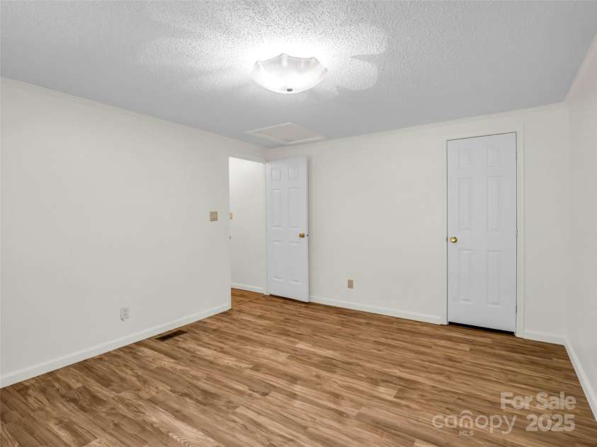 1040 Mountain View Street, Hendersonville, NC 28739.  MLS# CAR4277661, YatesRealty ID 29140. 