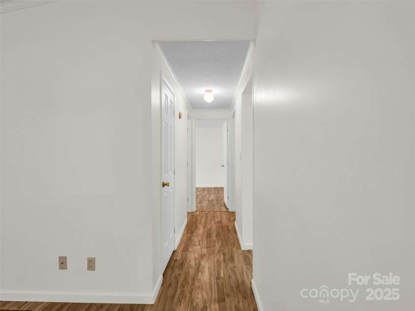 1040 Mountain View Street, Hendersonville, NC 28739.  MLS# CAR4277661, YatesRealty ID 29140. 