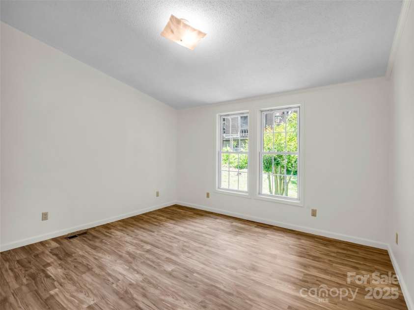 1040 Mountain View Street, Hendersonville, NC 28739.  MLS# CAR4277661, YatesRealty ID 29140. 