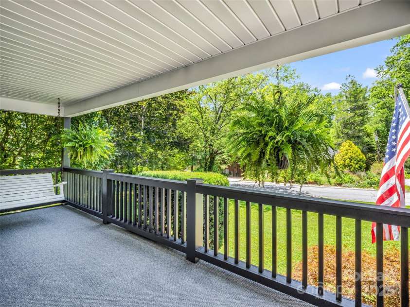 1040 Mountain View Street, Hendersonville, NC 28739.  MLS# CAR4277661, YatesRealty ID 29140. 