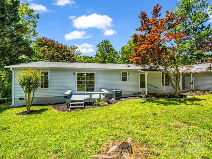 1040 Mountain View Street, Hendersonville, NC 28739.  MLS# CAR4277661, YatesRealty ID 29140. 