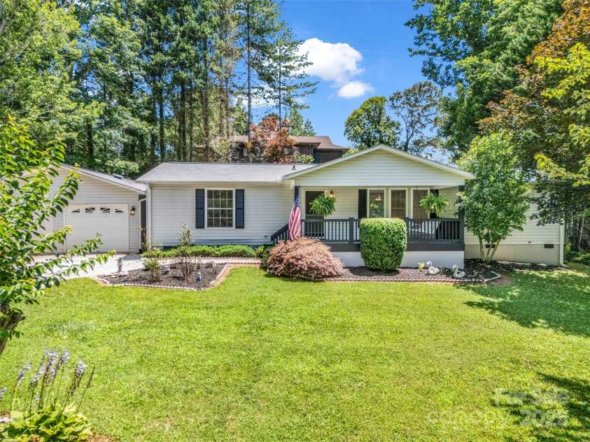 1040 Mountain View Street, Hendersonville, NC 28739.  MLS# CAR4277661, YatesRealty ID 29140. 