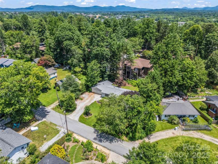 1040 Mountain View Street, Hendersonville, NC 28739.  MLS# CAR4277661, YatesRealty ID 29140. 