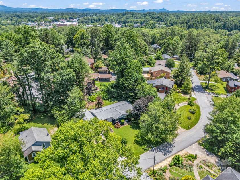 1040 Mountain View Street, Hendersonville, NC 28739.  MLS# CAR4277661, YatesRealty ID 29140. 