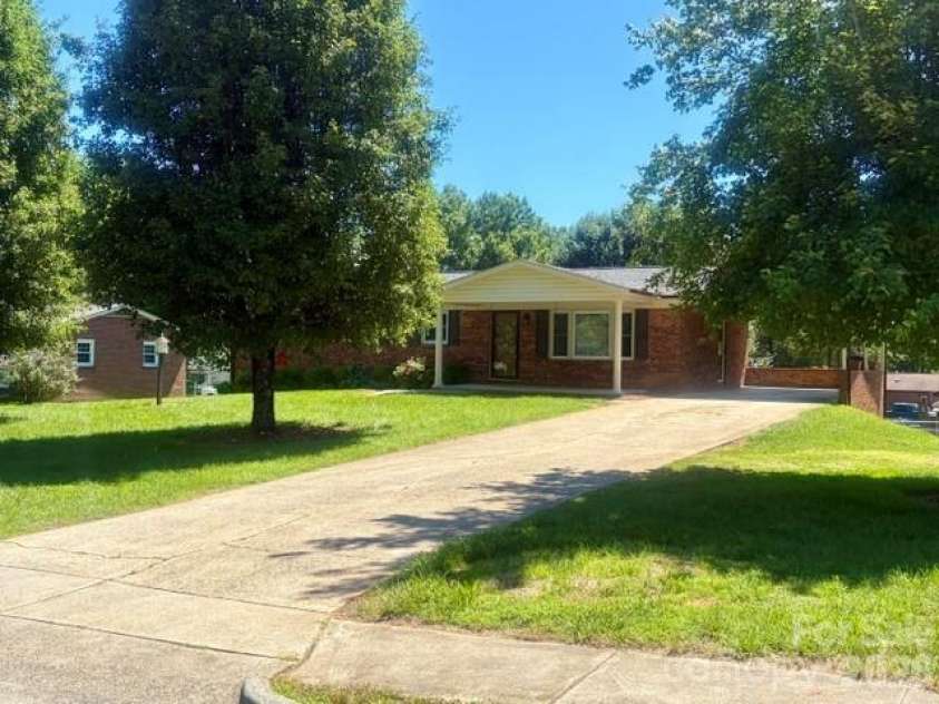 620 Central Street, Hudson, NC 28638.  MLS# CAR4387172, YatesRealty ID 29144. 