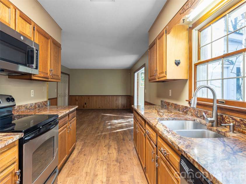 100 Wolf Shoals Drive, Hendersonville, NC 28739.  MLS# CAR4333977, YatesRealty ID 29146. 