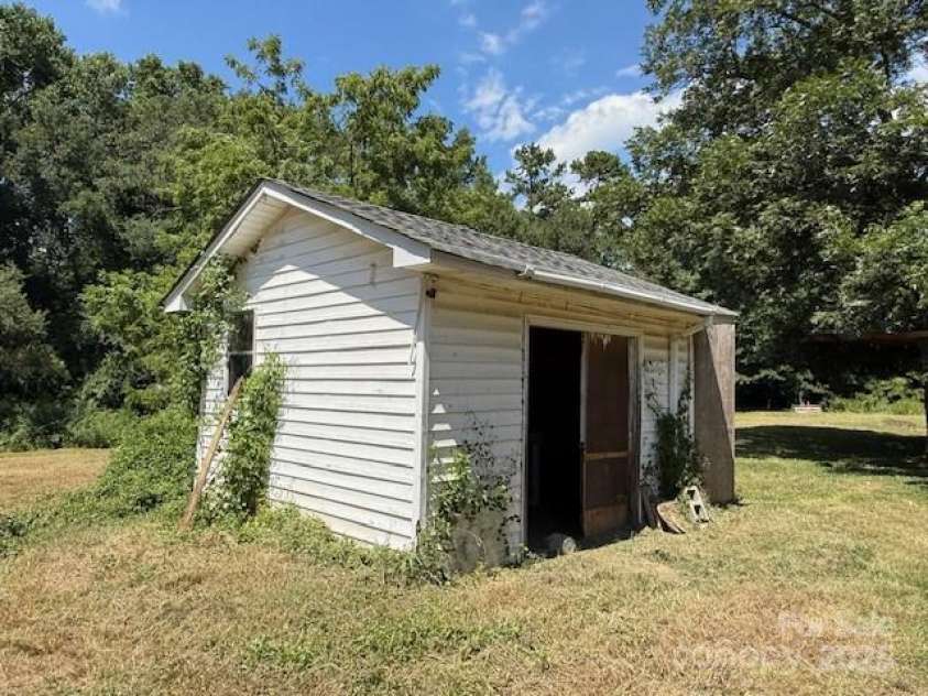 322 Pinkney Road, Dallas, NC 28034.  MLS# CAR4284854, YatesRealty ID 29146. 