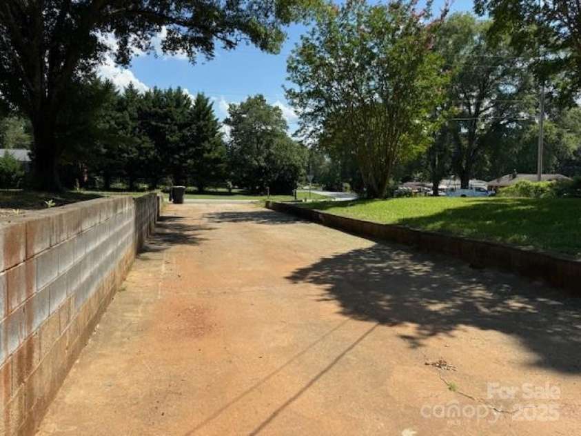 322 Pinkney Road, Dallas, NC 28034.  MLS# CAR4284854, YatesRealty ID 29146. 