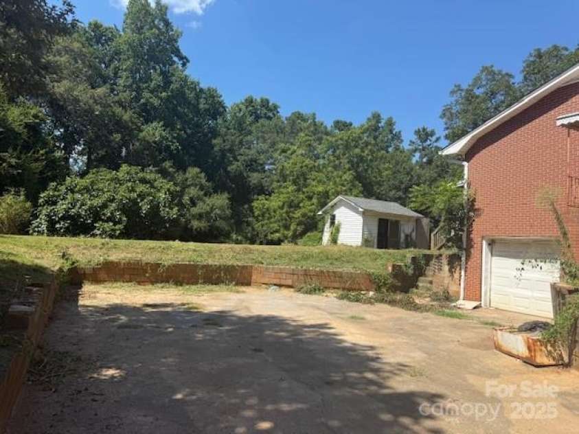 322 Pinkney Road, Dallas, NC 28034.  MLS# CAR4284854, YatesRealty ID 29146. 