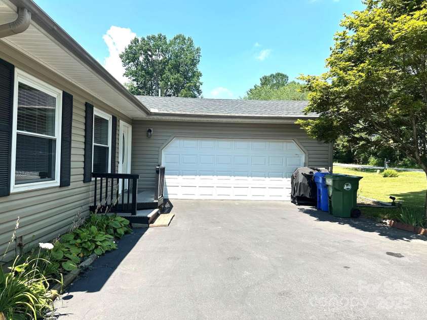 25 Norman Road, Fletcher, NC 28732.  MLS# CAR4278825, YatesRealty ID 29147. 