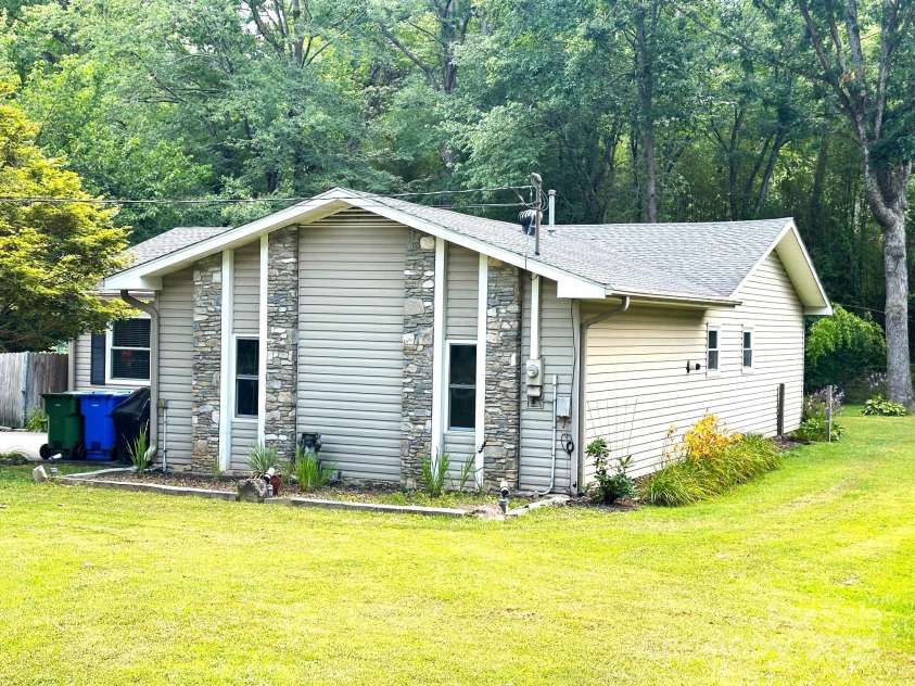 25 Norman Road, Fletcher, NC 28732.  MLS# CAR4278825, YatesRealty ID 29147. 