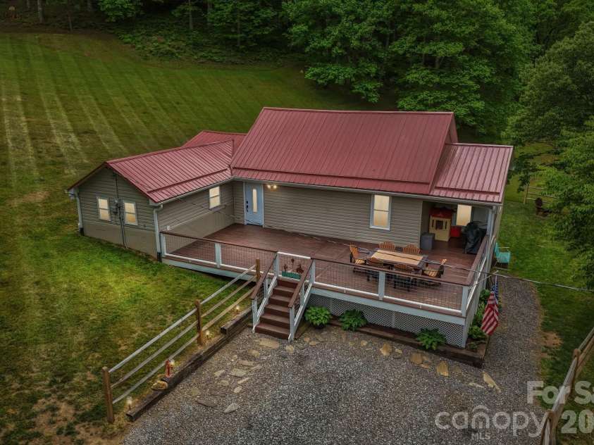 302 Battle Creek Drive, Green Mountain, NC 28740.  MLS# CAR4383357, YatesRealty ID 29147. 
