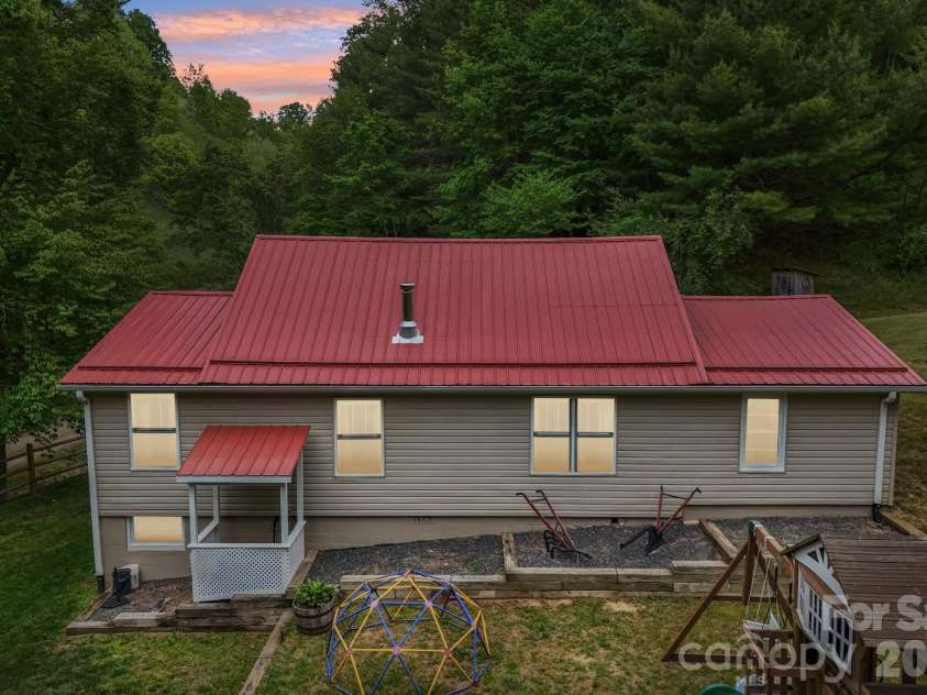 302 Battle Creek Drive, Green Mountain, NC 28740.  MLS# CAR4383357, YatesRealty ID 29147. 