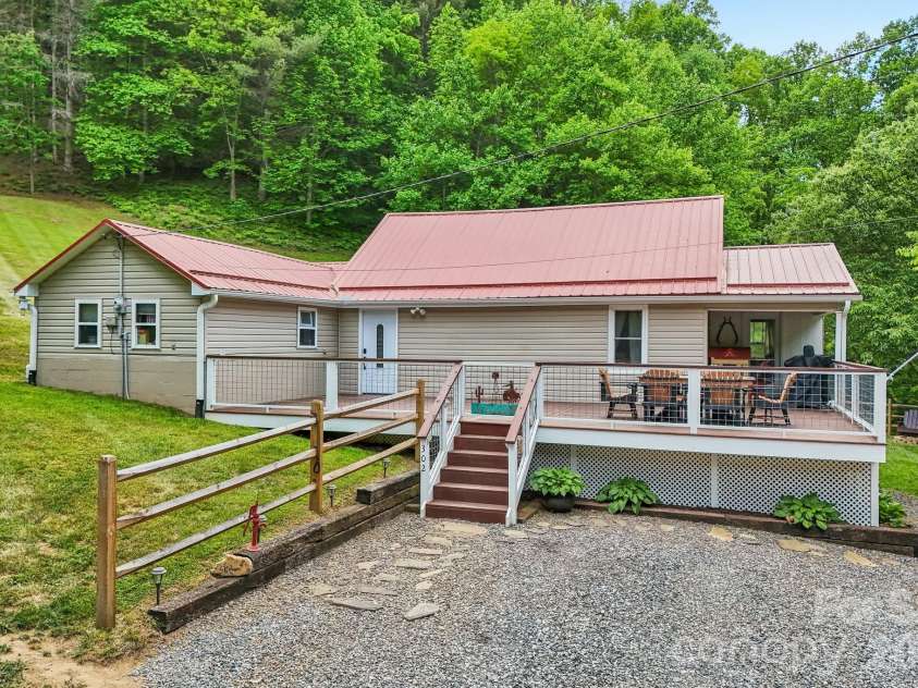 302 Battle Creek Drive, Green Mountain, NC 28740.  MLS# CAR4383357, YatesRealty ID 29147. 