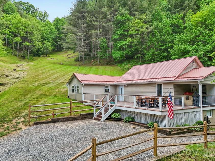 302 Battle Creek Drive, Green Mountain, NC 28740.  MLS# CAR4383357, YatesRealty ID 29147. 