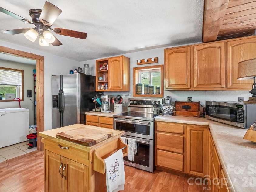 302 Battle Creek Drive, Green Mountain, NC 28740.  MLS# CAR4383357, YatesRealty ID 29147. 
