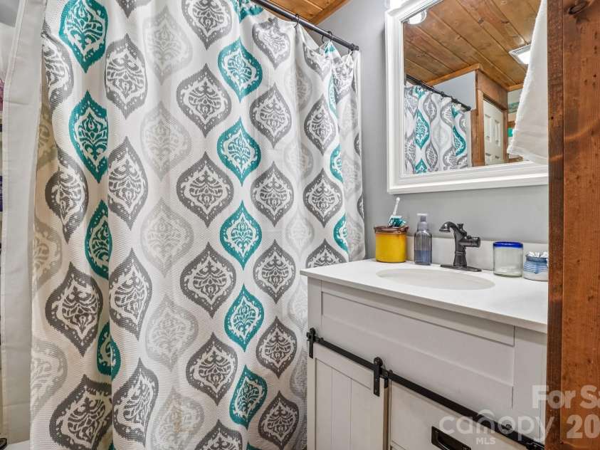 302 Battle Creek Drive, Green Mountain, NC 28740.  MLS# CAR4383357, YatesRealty ID 29147. 