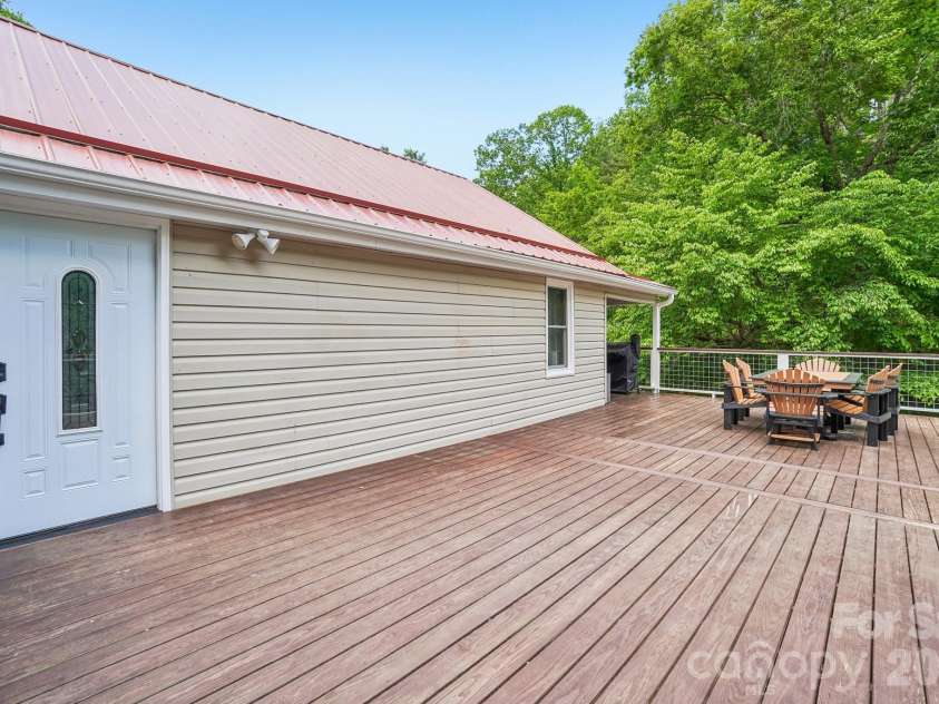302 Battle Creek Drive, Green Mountain, NC 28740.  MLS# CAR4383357, YatesRealty ID 29147. 