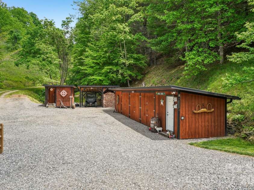 302 Battle Creek Drive, Green Mountain, NC 28740.  MLS# CAR4383357, YatesRealty ID 29147. 