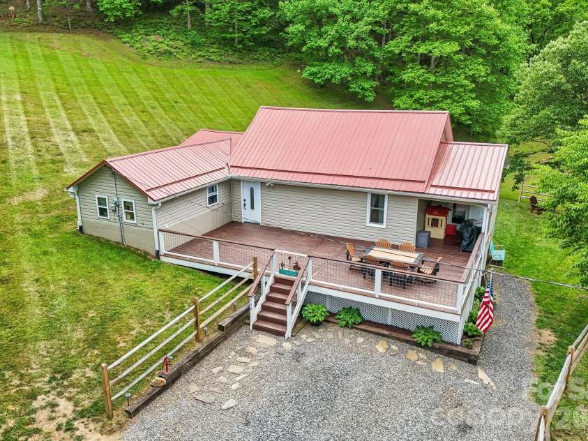 302 Battle Creek Drive, Green Mountain, NC 28740.  MLS# CAR4383357, YatesRealty ID 29147. 
