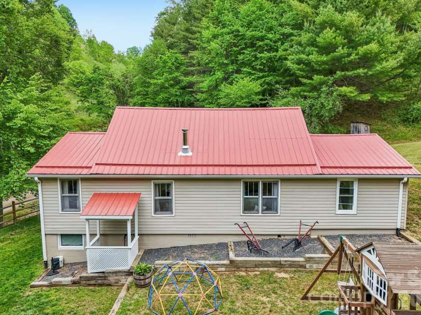 302 Battle Creek Drive, Green Mountain, NC 28740.  MLS# CAR4383357, YatesRealty ID 29147. 