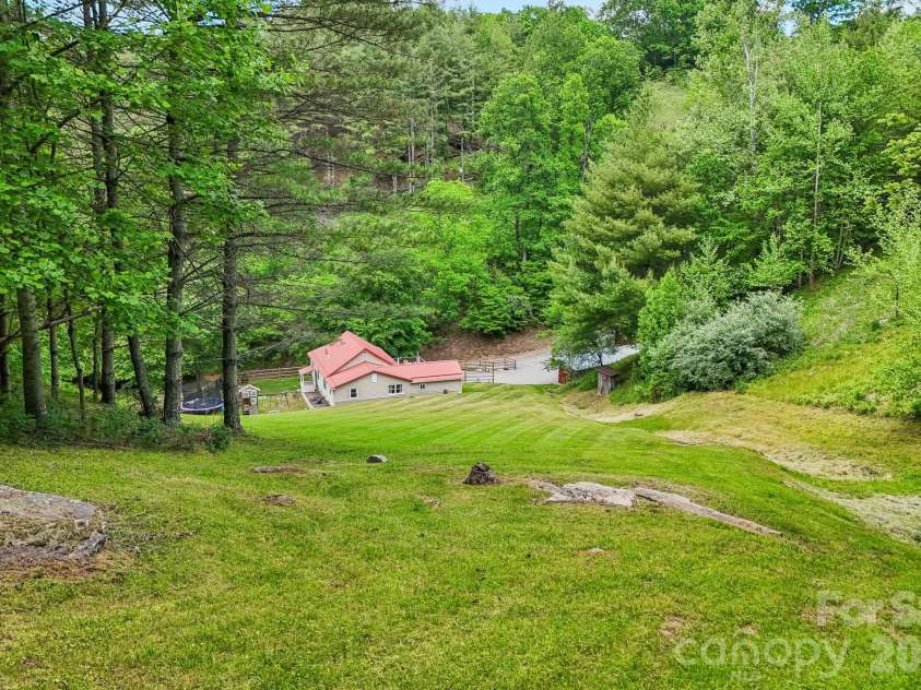 302 Battle Creek Drive, Green Mountain, NC 28740.  MLS# CAR4383357, YatesRealty ID 29147. 