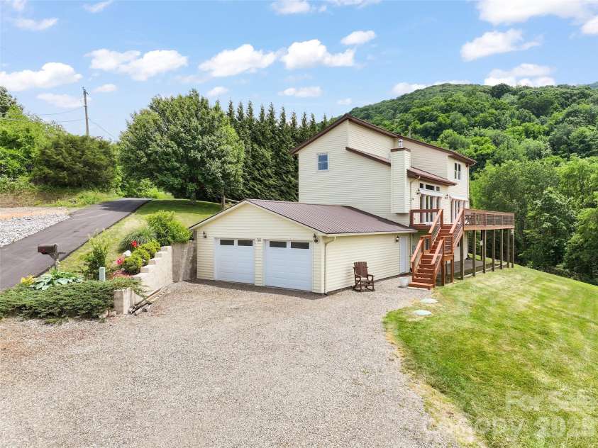 50 Blossom Drive, Waynesville, NC 28786.  MLS# CAR4390915, YatesRealty ID 29148. 