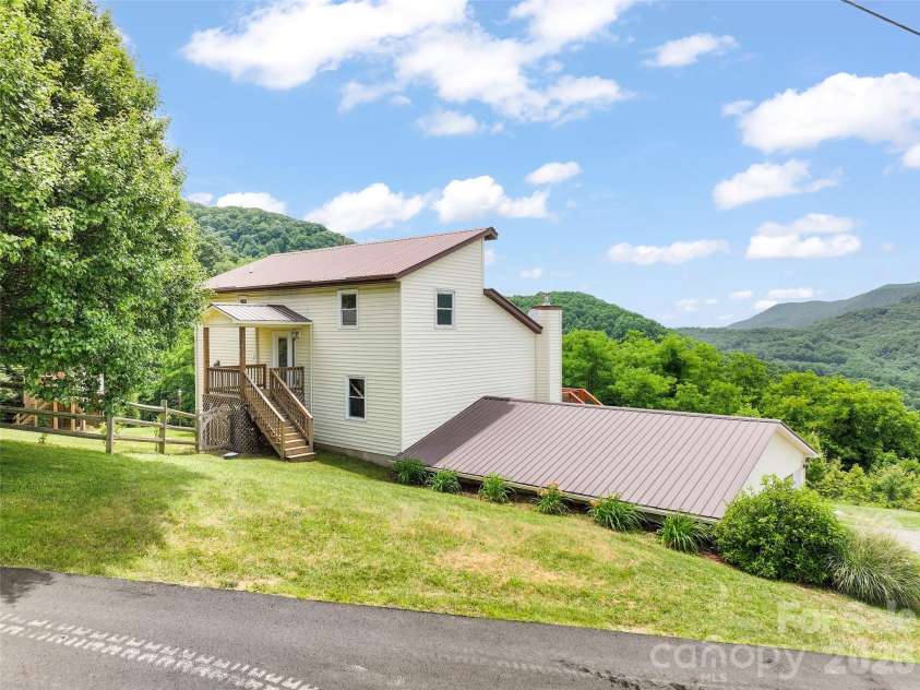 50 Blossom Drive, Waynesville, NC 28786.  MLS# CAR4390915, YatesRealty ID 29148. 