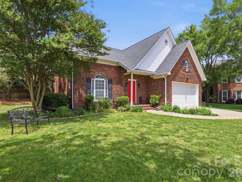 2800 Wingfield Place, Charlotte, NC 28210.  MLS# CAR4381619, YatesRealty ID 29149. 