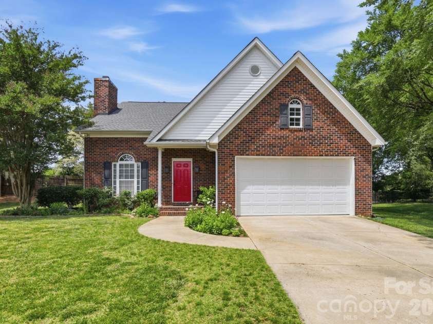 2800 Wingfield Place, Charlotte, NC 28210.  MLS# CAR4381619, YatesRealty ID 29149. 
