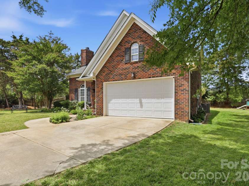 2800 Wingfield Place, Charlotte, NC 28210.  MLS# CAR4381619, YatesRealty ID 29149. 