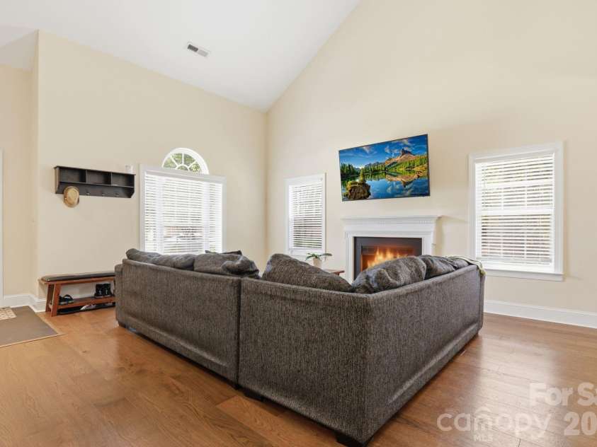 2800 Wingfield Place, Charlotte, NC 28210.  MLS# CAR4381619, YatesRealty ID 29149. 