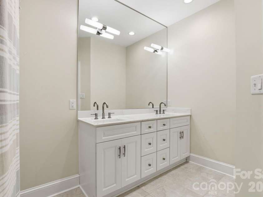 2800 Wingfield Place, Charlotte, NC 28210.  MLS# CAR4381619, YatesRealty ID 29149. 