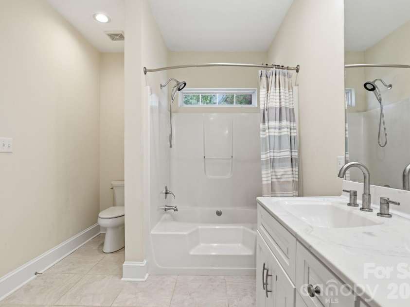 2800 Wingfield Place, Charlotte, NC 28210.  MLS# CAR4381619, YatesRealty ID 29149. 