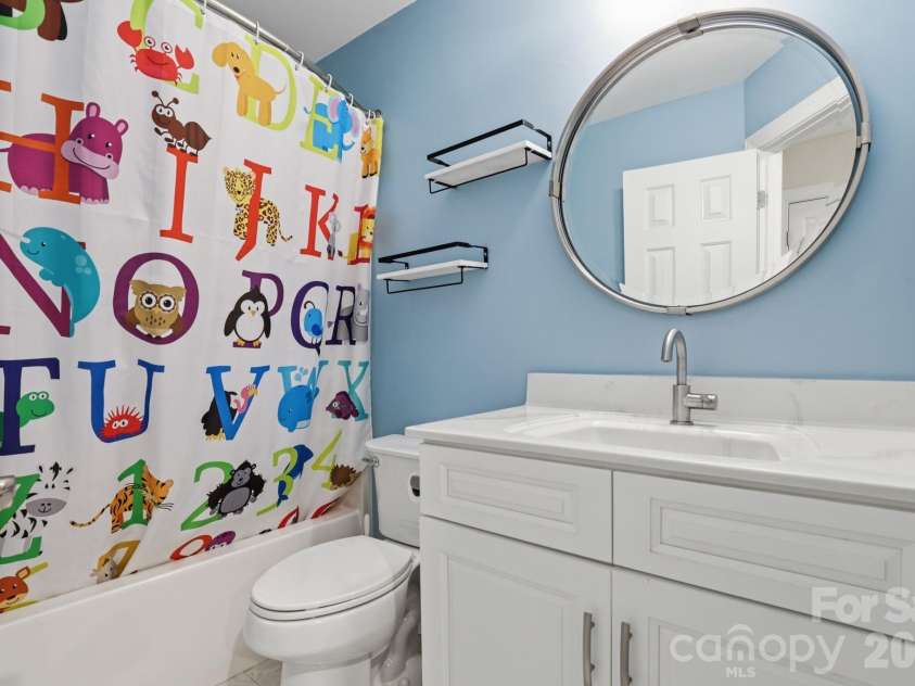 2800 Wingfield Place, Charlotte, NC 28210.  MLS# CAR4381619, YatesRealty ID 29149. 